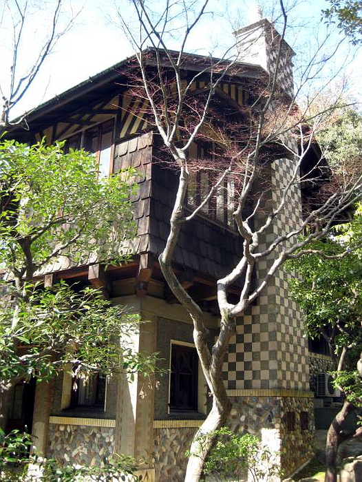 48. Ёкисо, Бангаро, эркер, дымоход.jpg