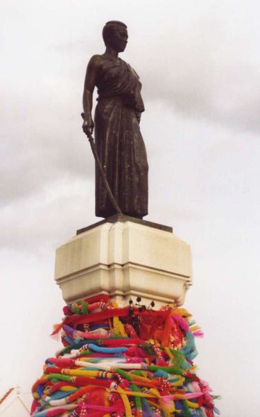 48690362_375pxThao_Suranaree_statue.jpg