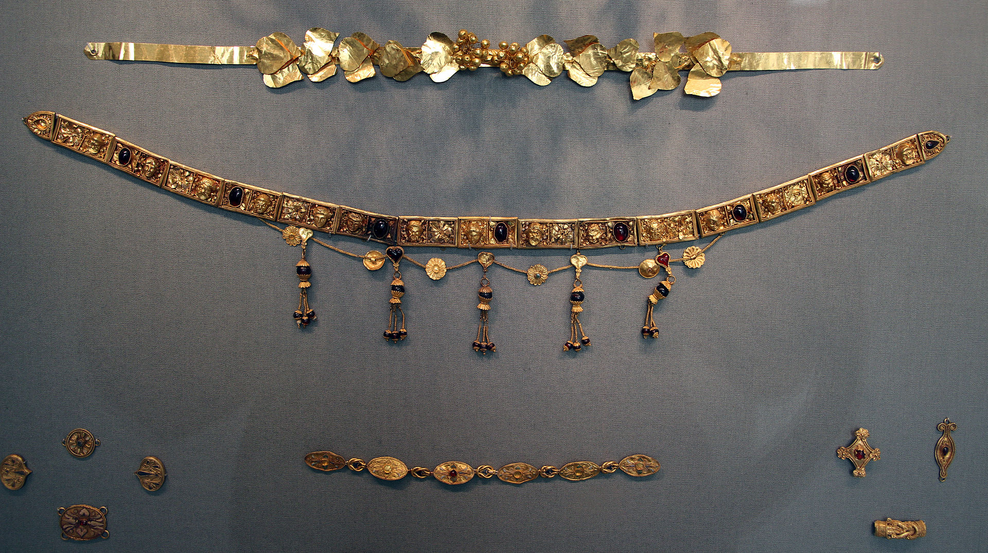 4Oreficeria_ellenistica,_diademi_da_una_tomba_ad_abdera_(milo,_grecia),_IV_sec_ac._02.JPG