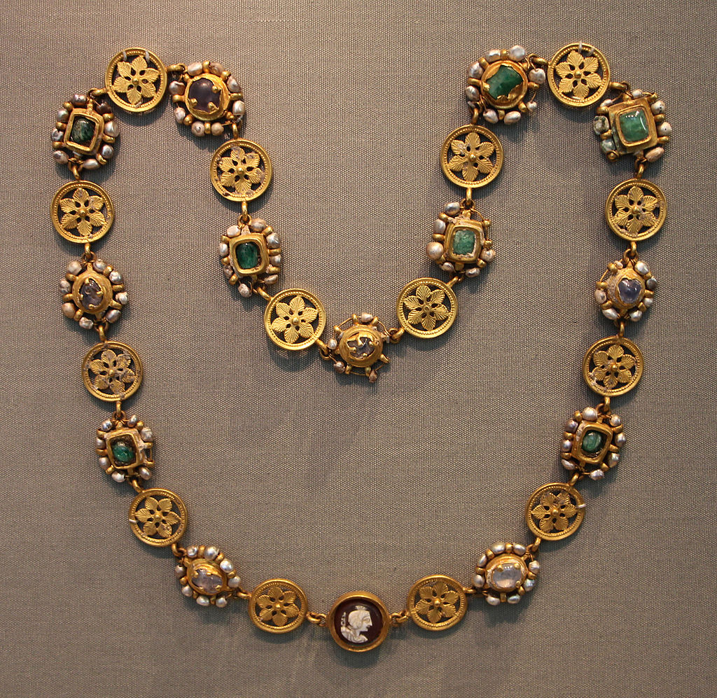 5-6 Officina_costantinopolitana,_tesoro_di_asyut_(egitto),_V-VI_sec_ca._04_collana.JPG