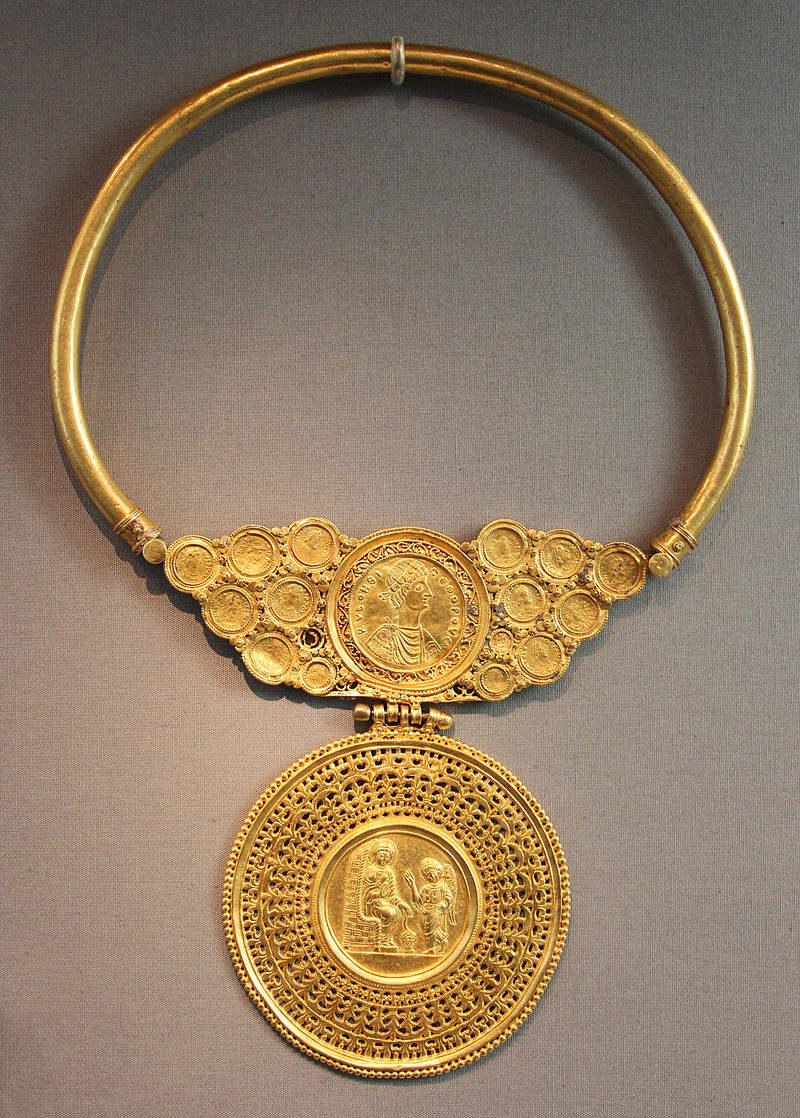5-6Officina_costantinopolitana,_tesoro_di_asyut_(egitto),_V-VI_sec_ca._11_pett.JPG