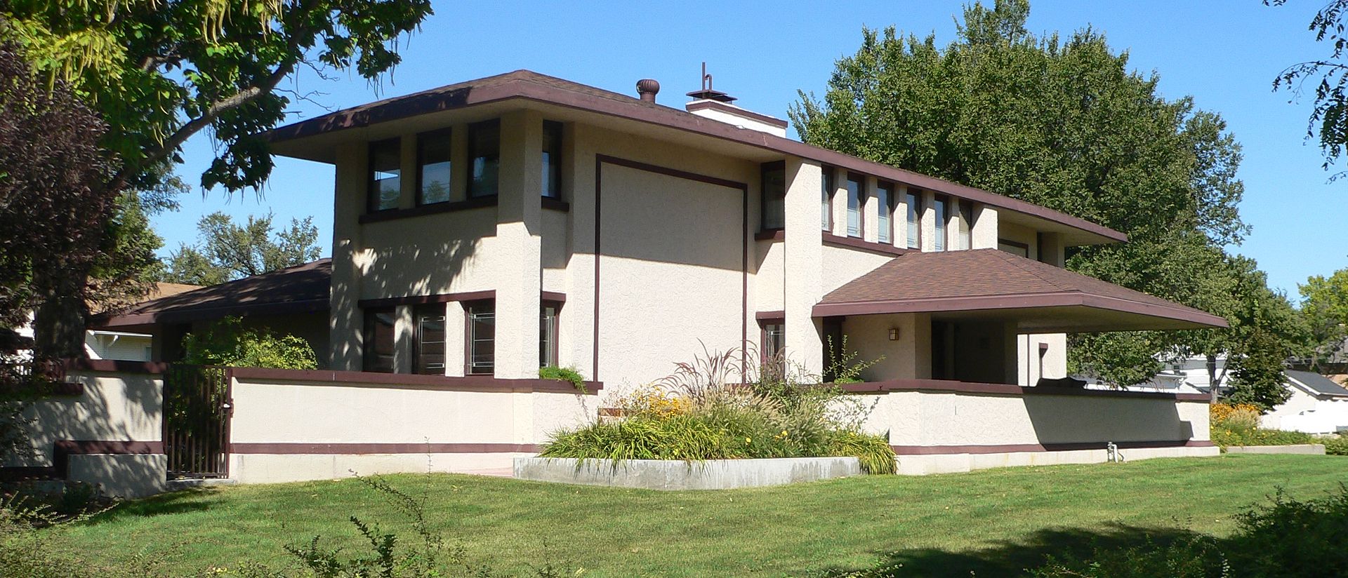 5 Sutton_House_(McCook,_Nebraska)_from_SW_1.JPG