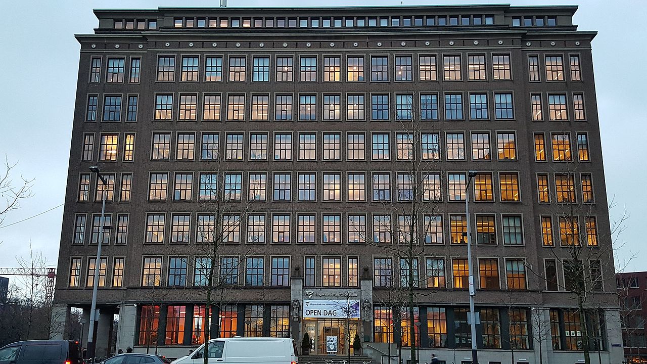 51 1024px-Amsterdam_Singelgrachtgebouw_001.jpg