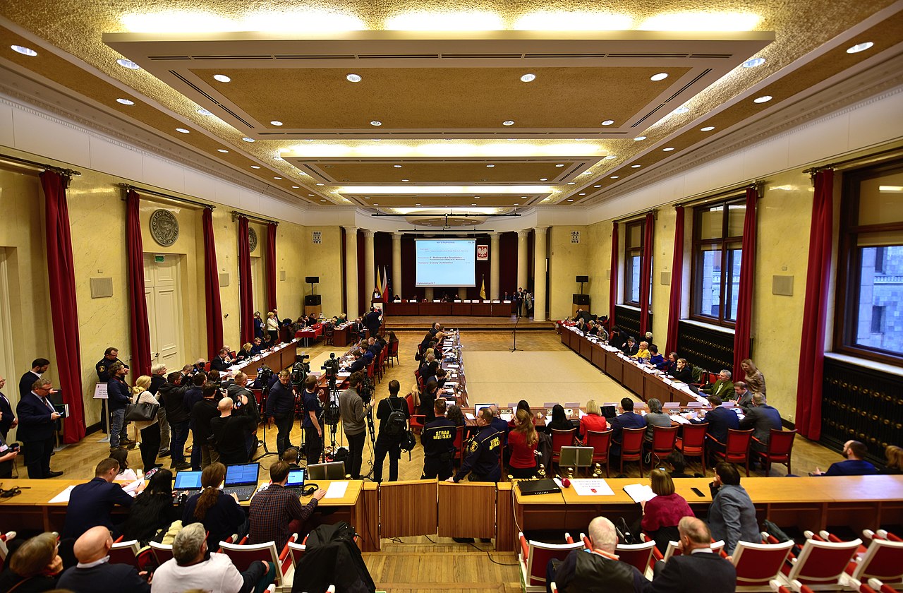 55 1280px-III_sesja_Rady_m.st_Warszawy_Sala_Warszawska_PKiN_2018.jpg