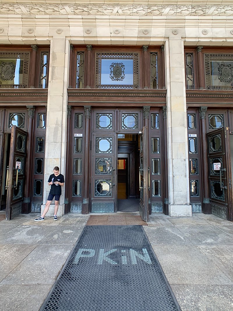55 800px-Main_entrance_to_Palace_of_Culture_and_Science,_Warsaw,_Poland_August_2019.jpg