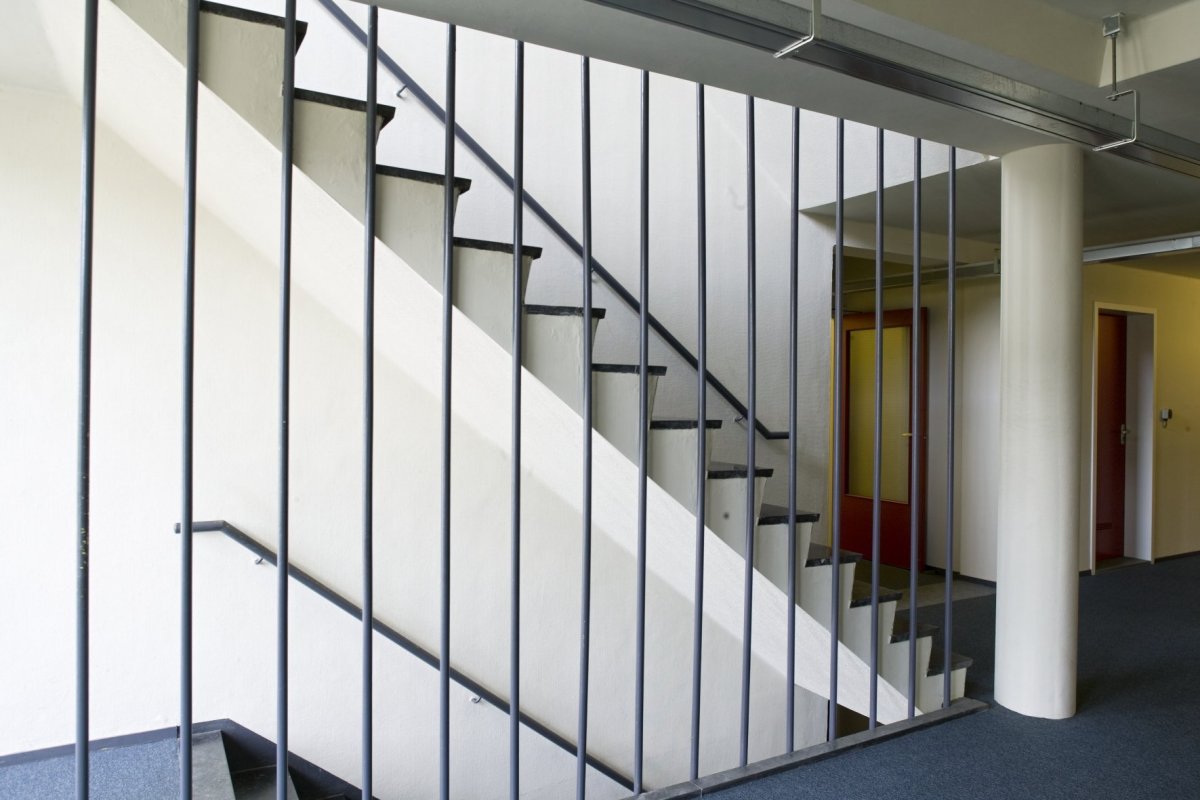 56 Interieur,_zicht_op_de_spijlen_van_het_trappenhuis_-_Maastricht_-_20421991_-_RCE.jpg