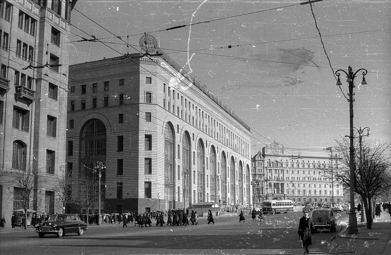 57 Teatralnij_út_a_Lubjanka_(Dzerzsinszkij)_tér_felé_nézve,_k8.jpg