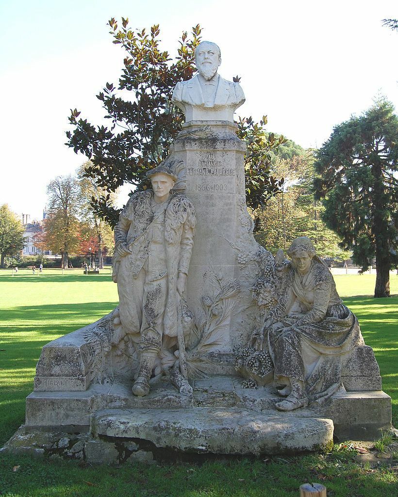 6 820px-XDSC_7615-statue-Fernand-Laf.jpg