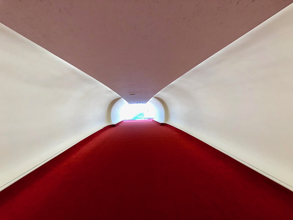 62 1024px-Concourse_Tube,_TWA_Flight_Center.jpg