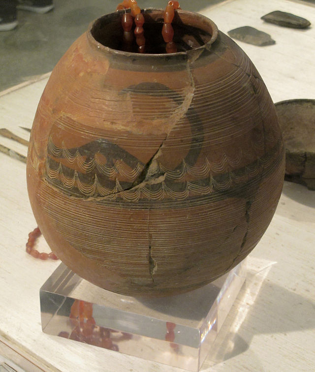 640px-Horned_figure_on_pottery._Pré-Indus_civilization._Kashmir.jpg