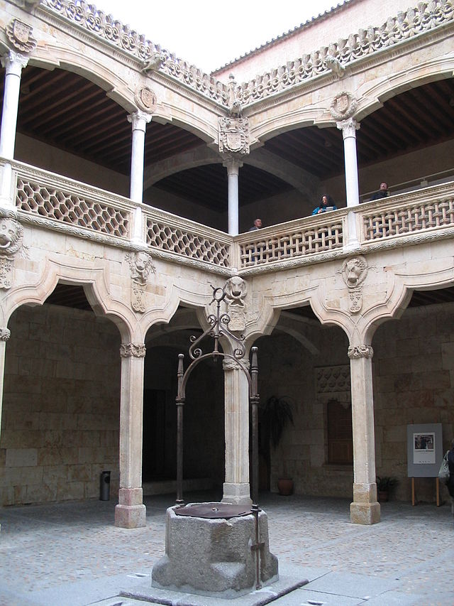 640px-Interior_of_the_house_of_the_shells_in_Salamanca.jpg