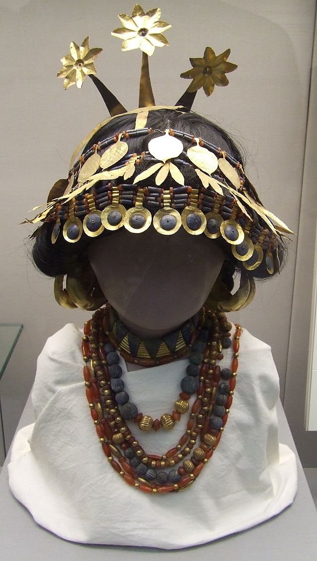 640px-Reconstructed_sumerian_headgear_necklaces_british_museum.JPG