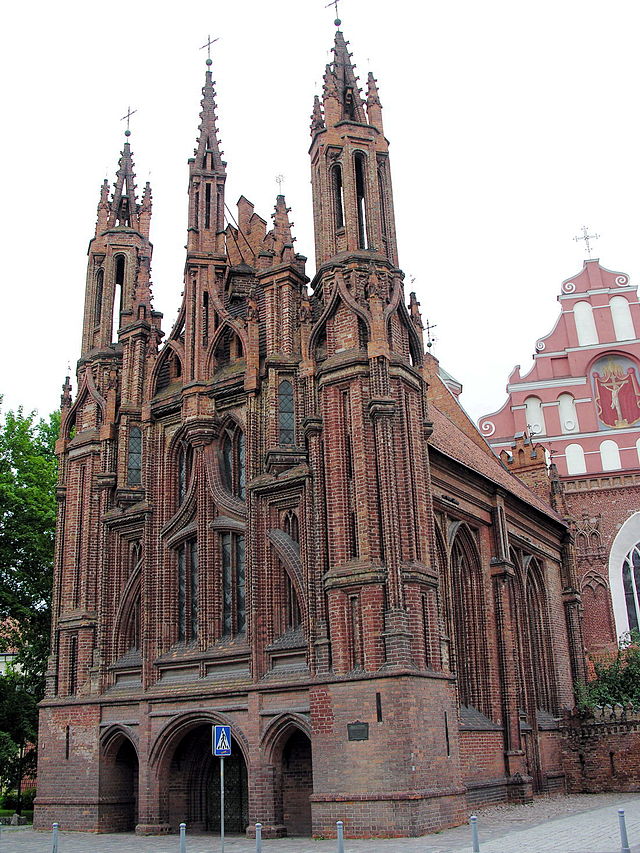 640px-Vilnius.Sv.Onos_baznycia.Saint_Ann\'s_church2.jpg