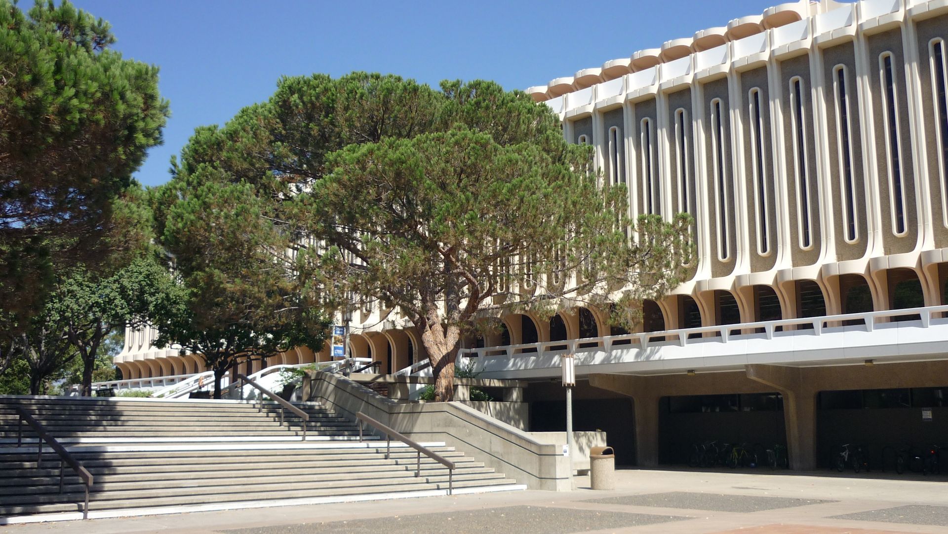 65 сша-UC_Irvine,_Langson_Library.JPG