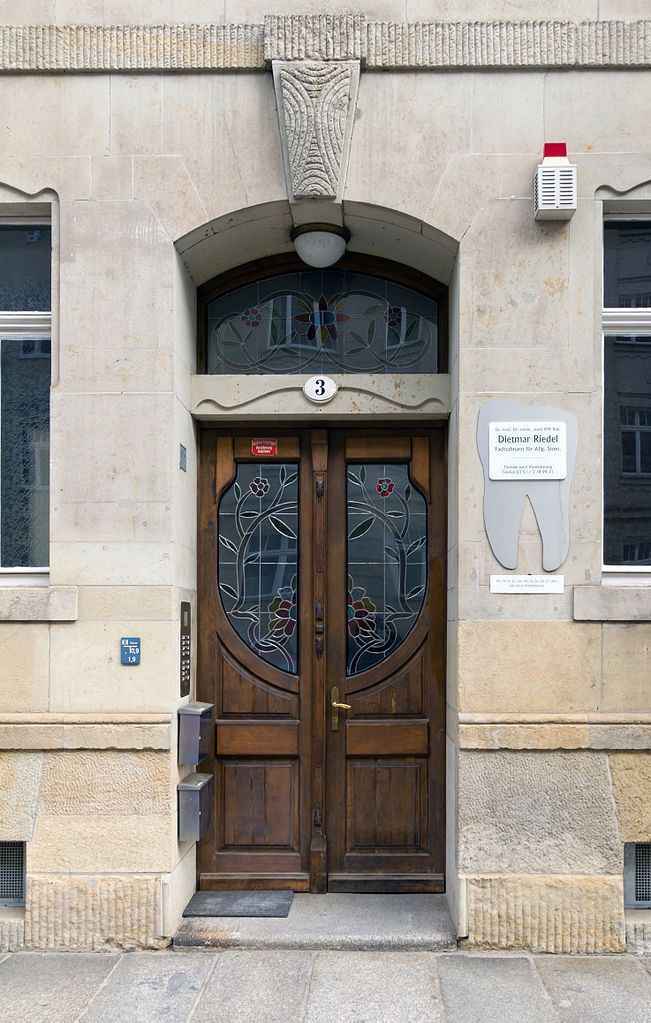 651px-Hans-Böheim-Straße_3_Haustür_Dresden_2011.jpg