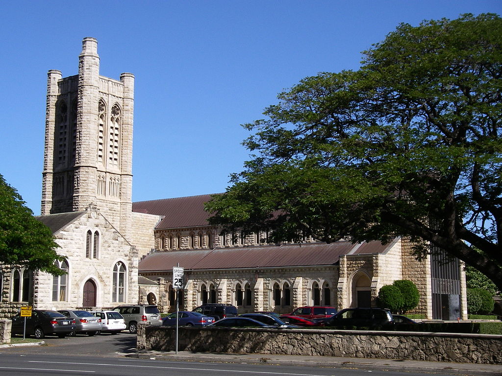 67 гавай 1024px-Honolulu's_St._Andrew's_Cathedral,_from_the_Ewa_side.jpg