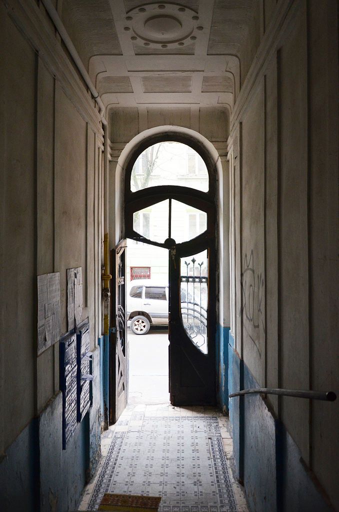 678px-2_Hlibova_Street,_Lviv_(14).jpg