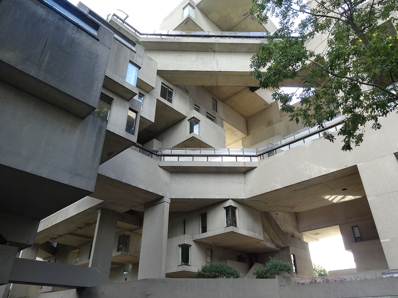 67Habitat_67_court_view_02.JPG