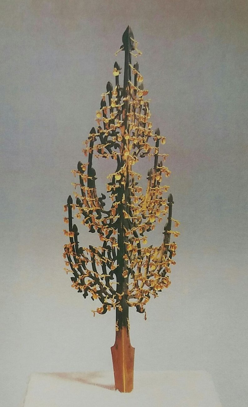 7-8 Gold_and_silver_tree_decoration.jpg