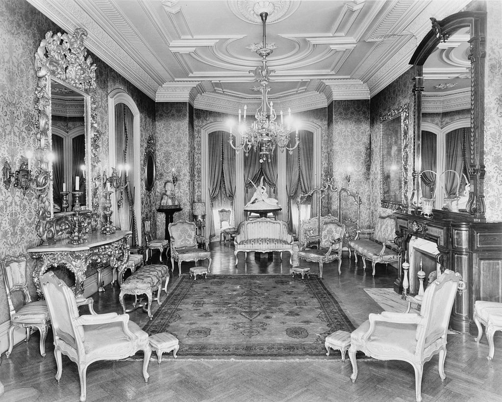 7._John_M._Davies_House,_Drawing_Room,_Looking_North.jpg