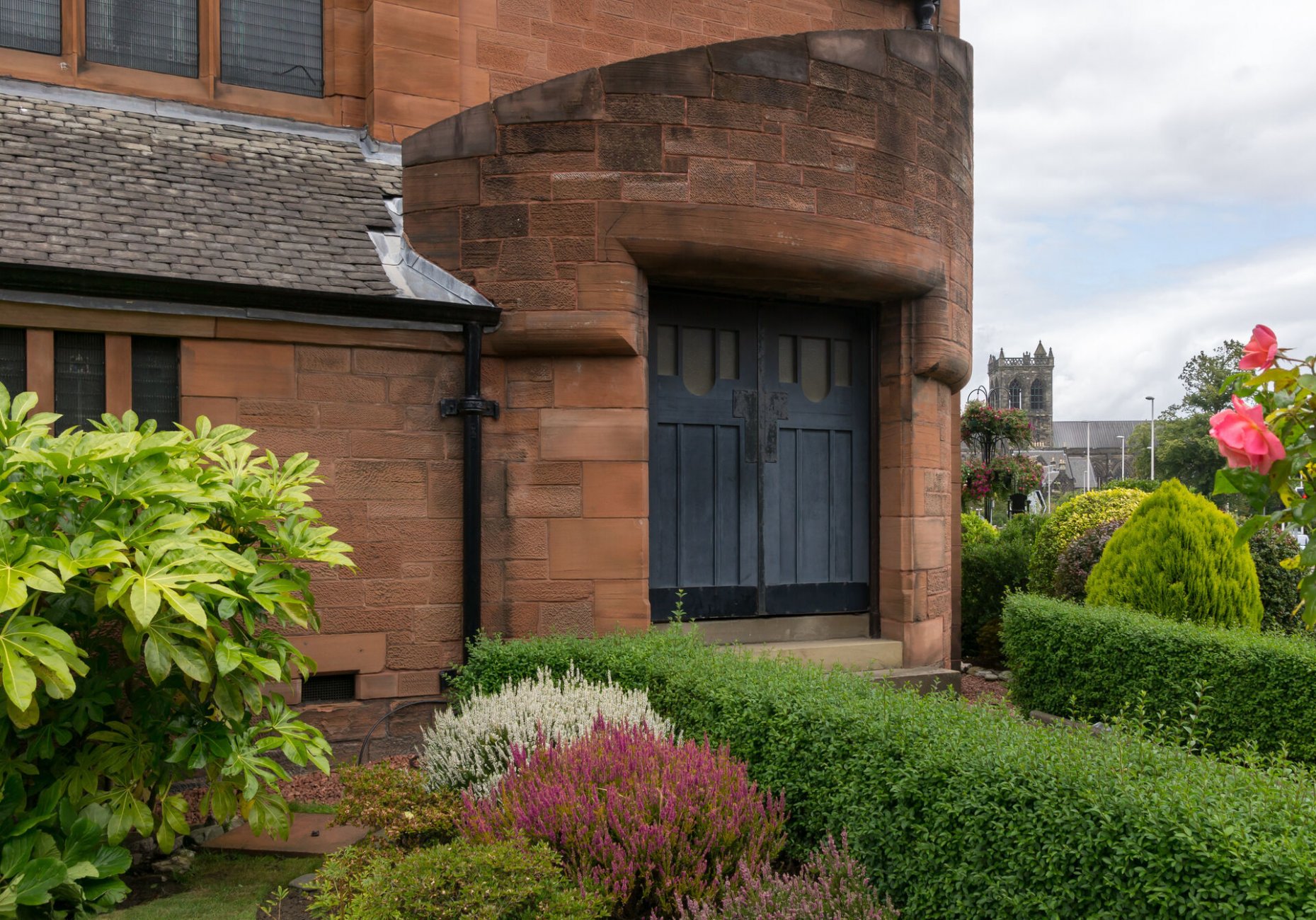 7 St_Matthew's_Church_-_Paisley_-_Exterior_-_South_Side_Entrance_Detail.jpg
