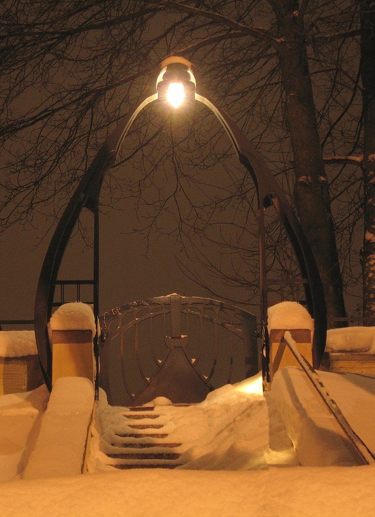 743px-Lebenswertes_chemnitz_winter_nacht_tor_esche_villa_schnee.jpg
