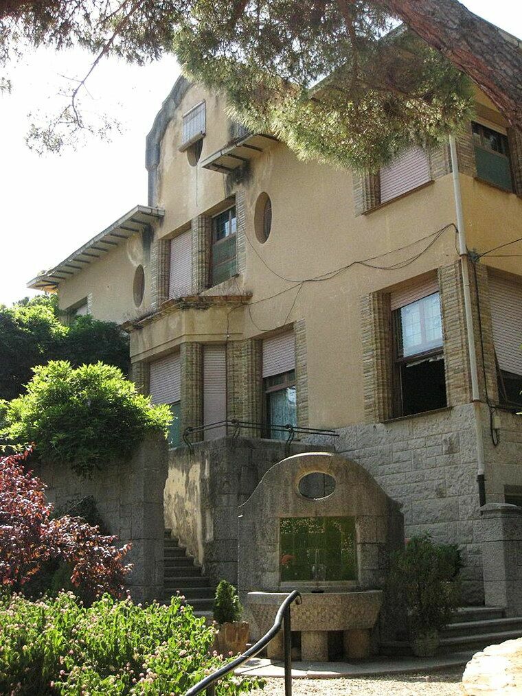 768px-139_Casa_Cases,_de_Rafael_Masó_i_Valentí.jpg
