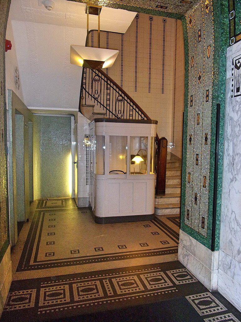 768px-Eingangsbereich_im_Hubner-Haus_Hamburg.jpg