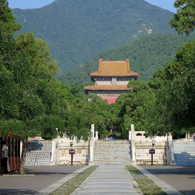 800px-明定陵_-_Dingling_Tomb_-_2015.08_-_panoramio.jpg