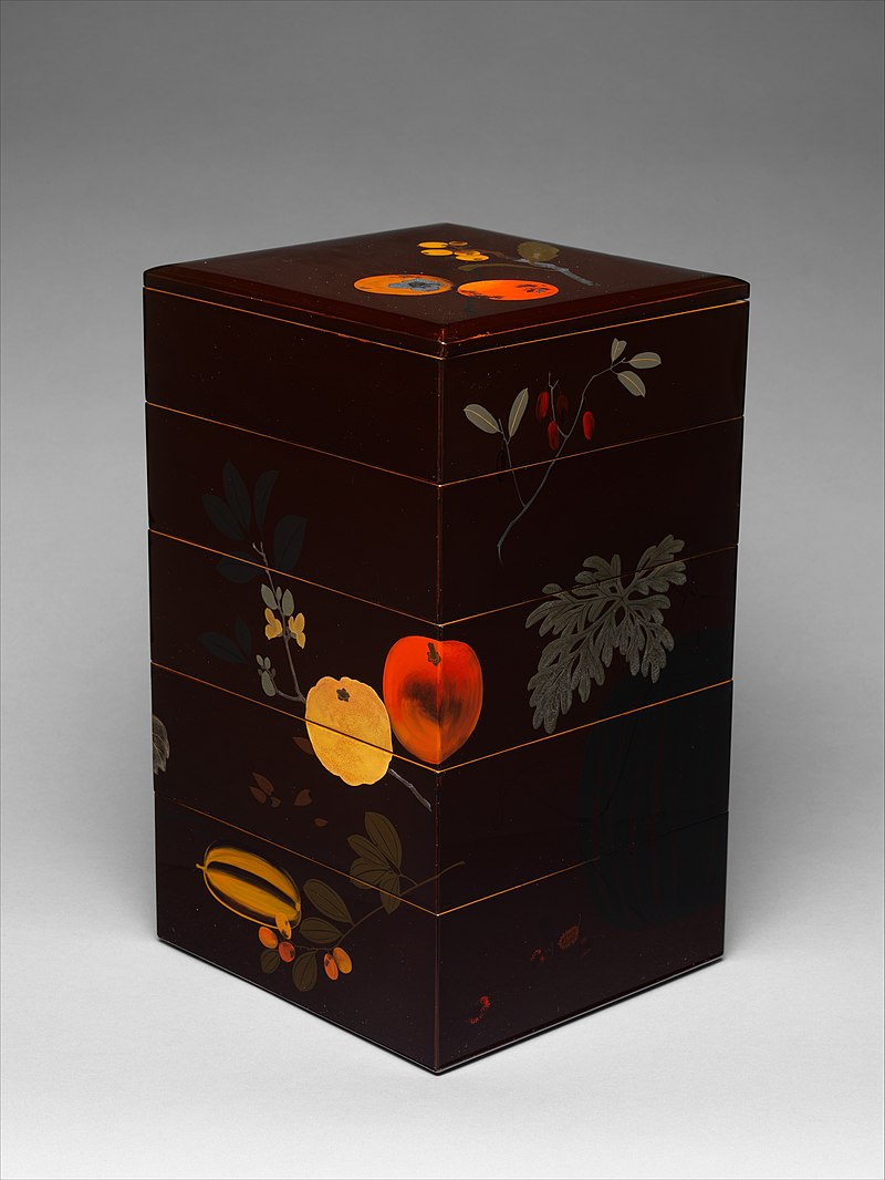 800px-明治時代_柴田是真_果蔬蒔絵重箱-Tiered_Food_Box_with_Summer_and_Autumn_Fruits_MET_DP224251.jpg