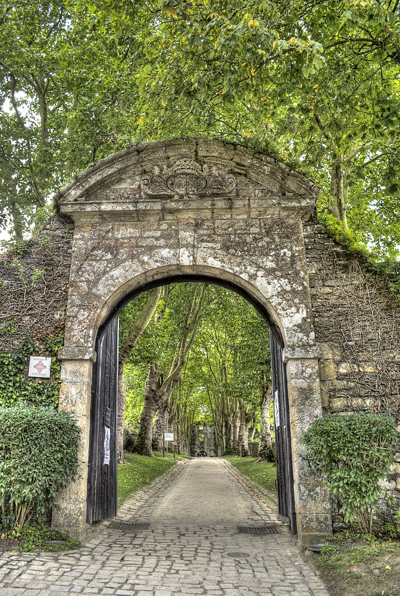 800px-1-_Portail_d'entrée_Chateau_de_Rochefort_en_Terre.jpg