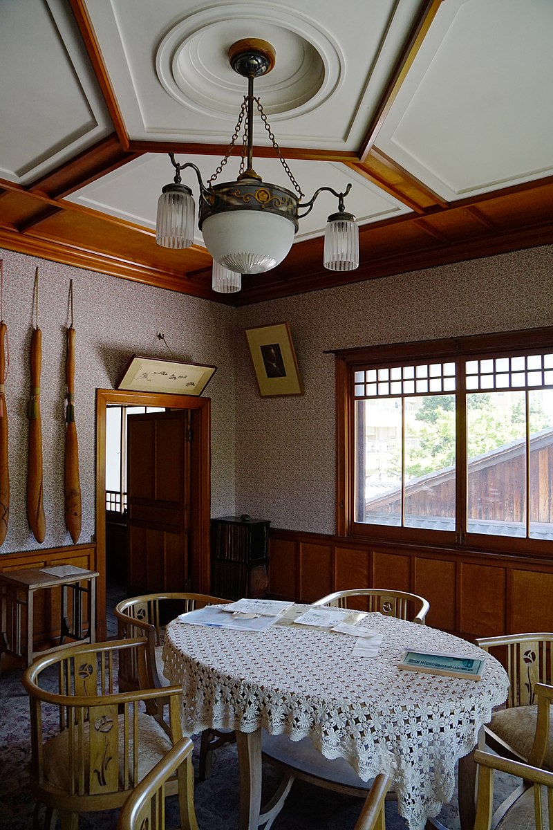 800px-150521_Rokasensuisou_Otsu_Shiga_pref_Japan17n.jpg