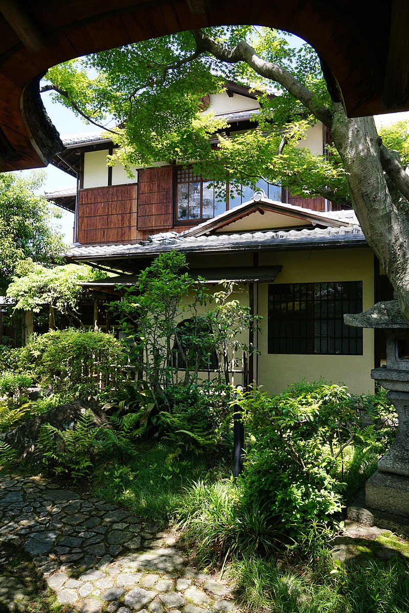 800px-150521_Rokasensuisou_Otsu_Shiga_pref_Japan36s3.jpg