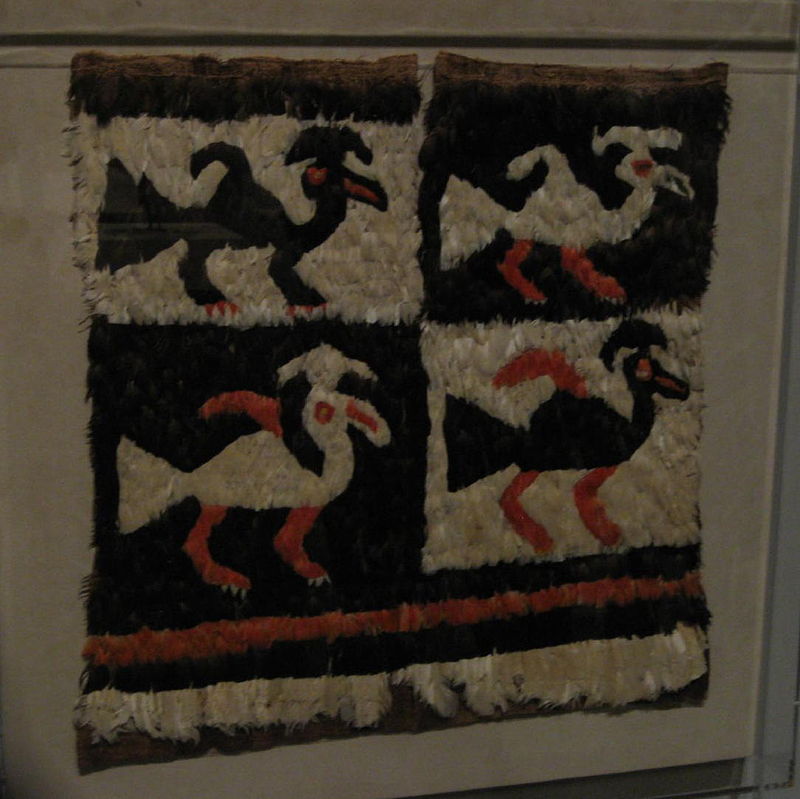 800px-15th-16th_century_Chimu_half_tabard.jpg
