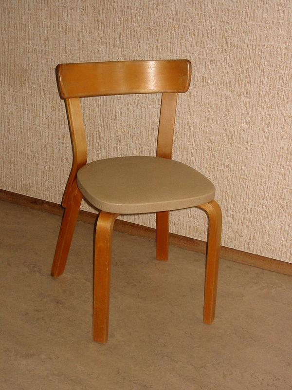 800px-Aalto_chair_front.JPG