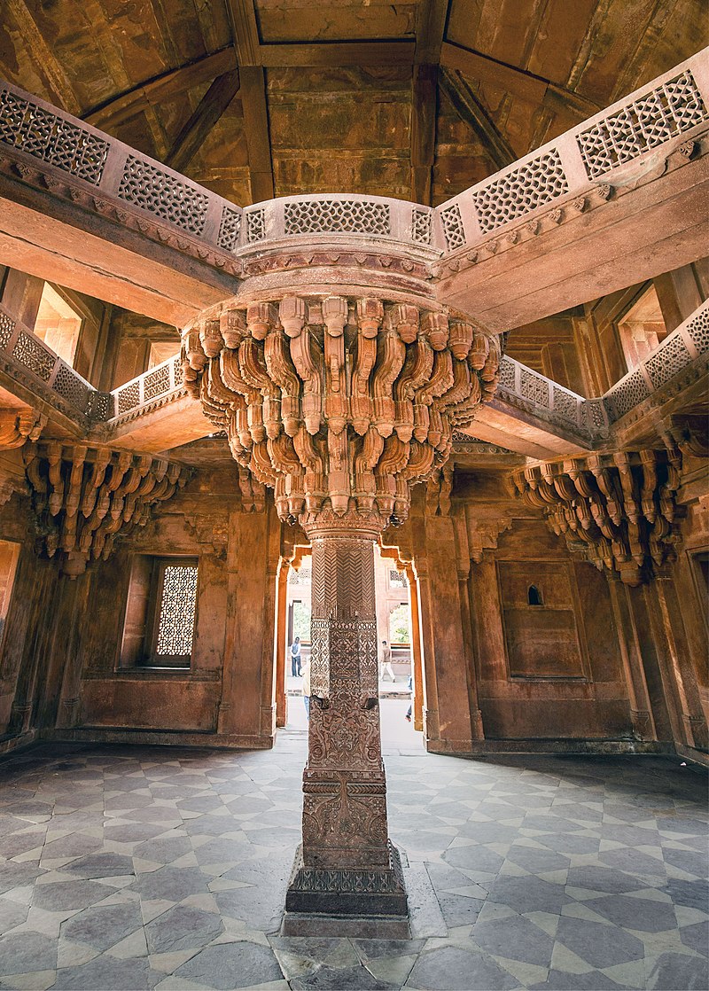 800px-Akbar's_Throne_and_central_pillar,_Fatehpur_Sikri.jpg