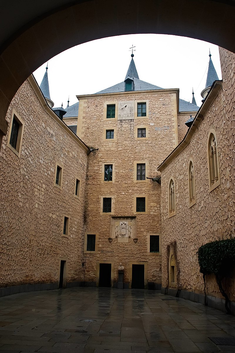 800px-Alcázar_de_Segovia,_patio_interior1.jpg