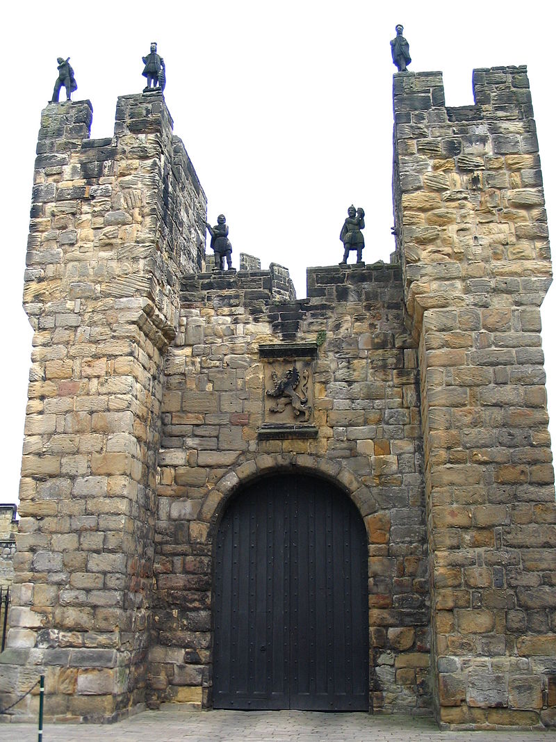 800px-Alnwick_Castle_a_frontal_door.JPG