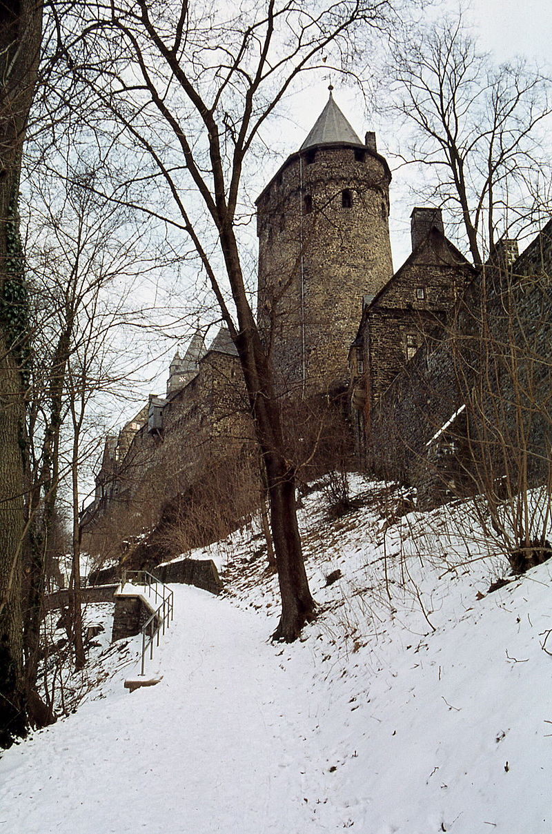 800px-Altena_Burg.jpg