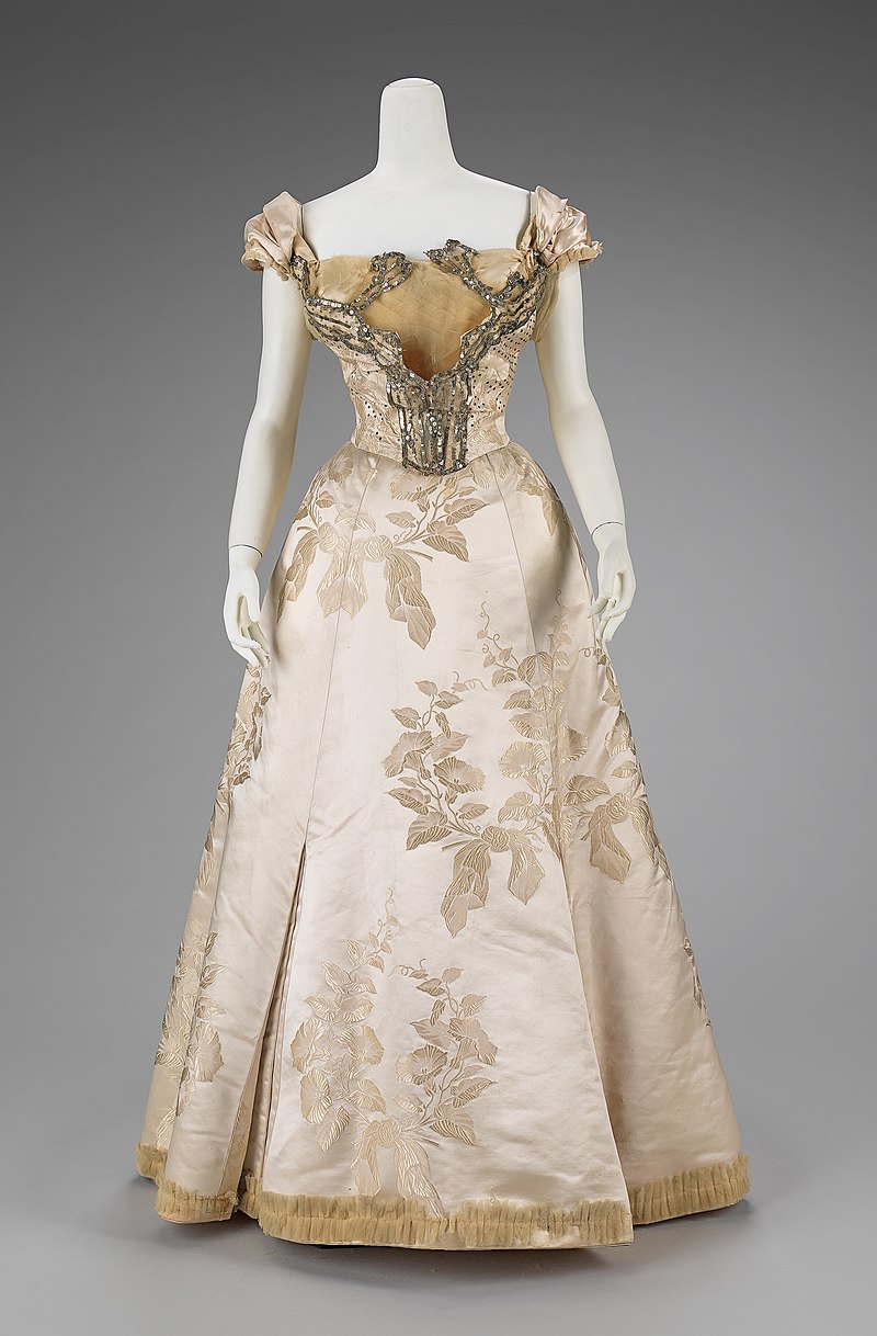 800px-Ball_gown_-_MET_2009.300.1290a,_b.jpg
