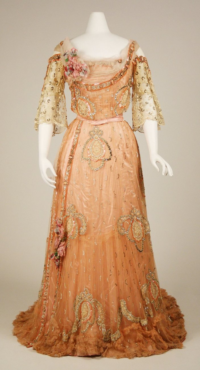 800px-Ball_gown_-_MET_C.I.53.32.2a,_b.jpg