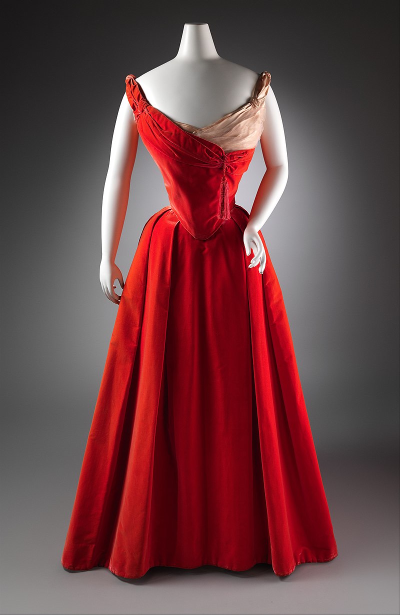 800px-Ball_gown_-_MET_C.I.57.17.9a,_b.jpg