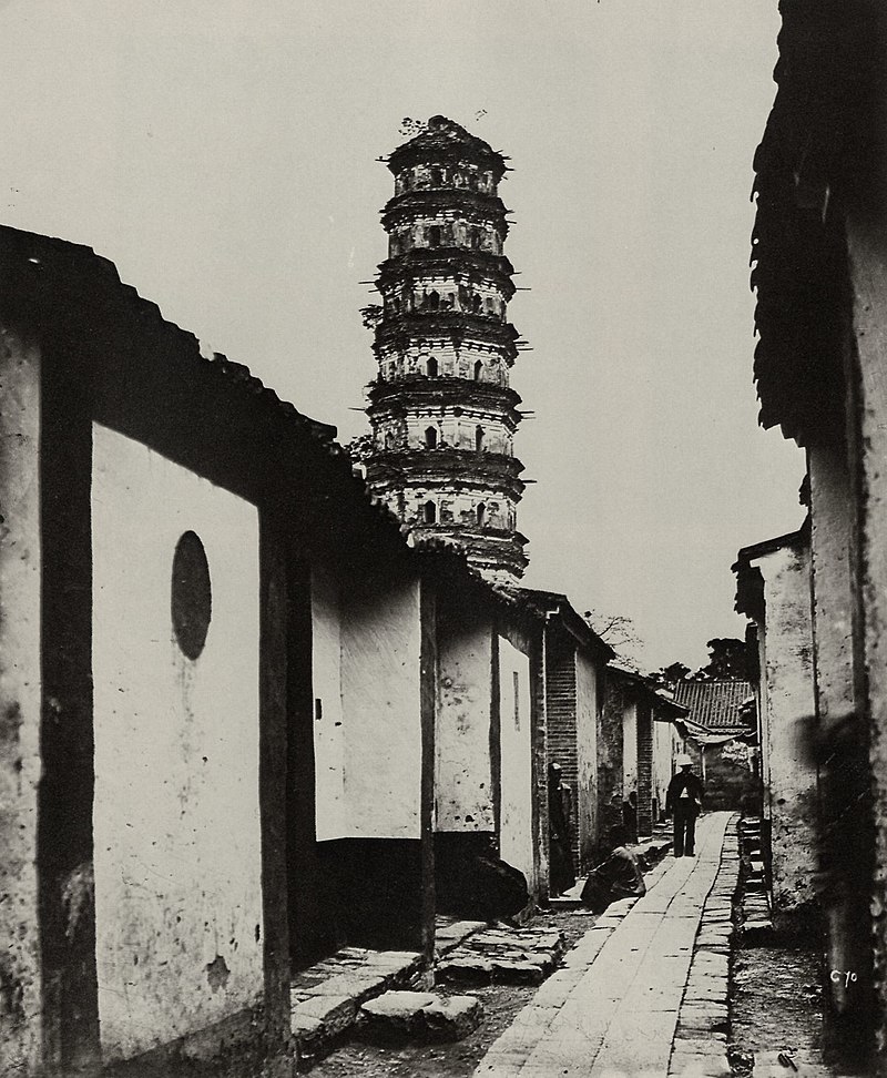 800px-Beato,_Felice_A._-_Neunstöckige_Pagoda_und_Tartar_Straße,_Kanton_(Zeno_Fotografie).jpg