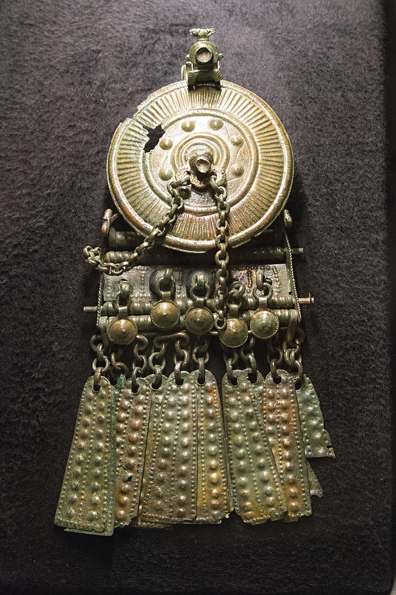 800px-Bronze_fibula,_late_Hallstatt_to_early_La_Tène_art,_5th_century_BC,_NM_Prague,_188176.jpg