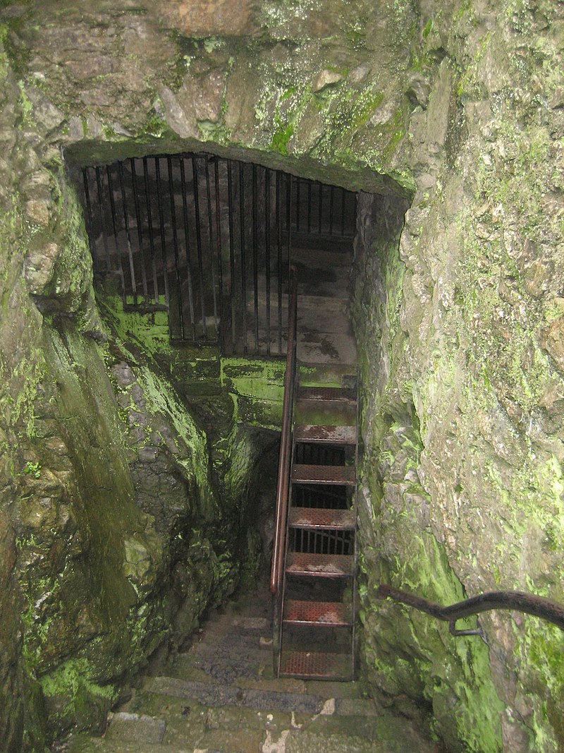 800px-Cahir_-_Castillo_de_Cahir_-_20080316131014.jpg