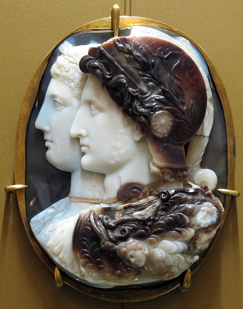800px-Cammeo_gonzaga_con_doppio_ritratto_di_tolomeo_II_e_arsinoe_II,_III_se.jpg