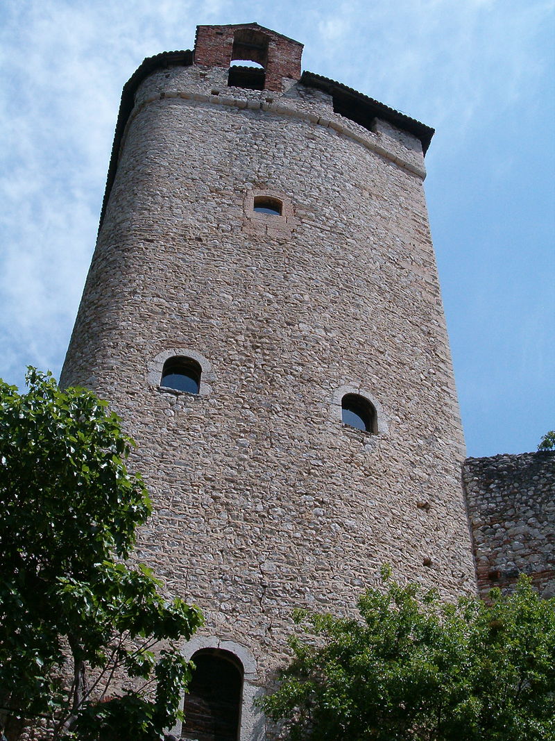 800px-Castello_di_Avio_giu06_11.jpg