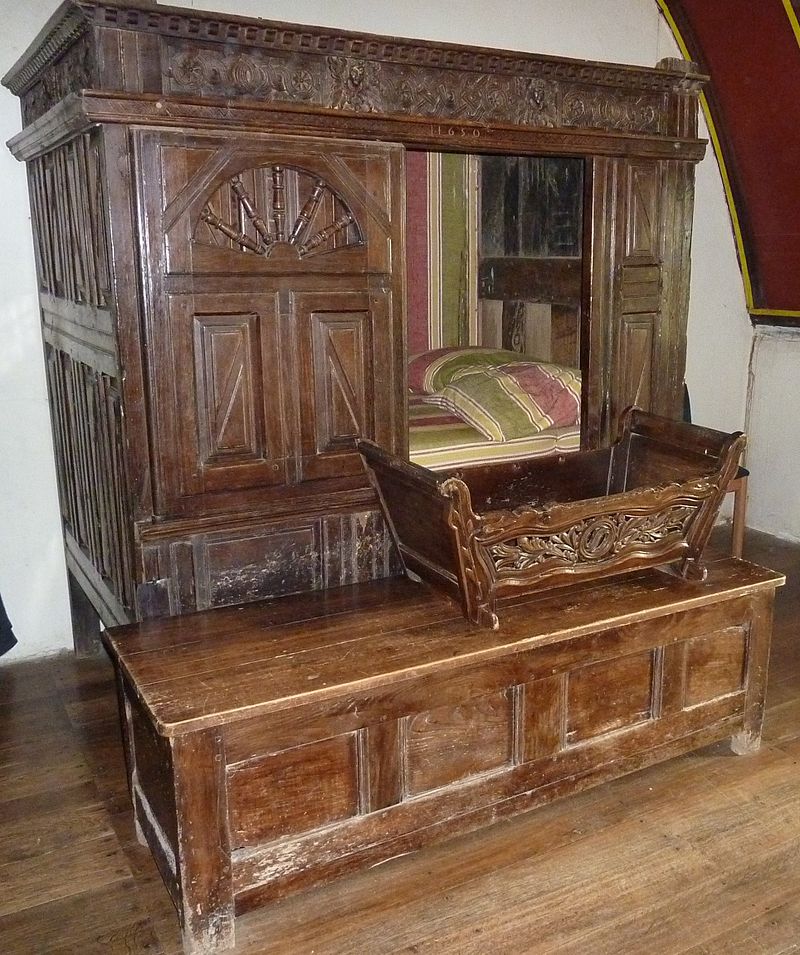 800px-Château_de_Kerjean_15_Lit_clos_-1650-_et_son_berceau.JPG