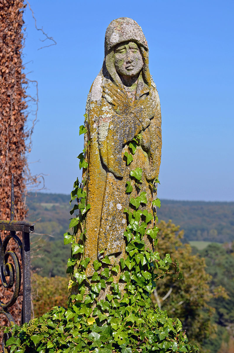 800px-Château_de_Rochefort-en-Terre_(Vierge_-_détail).jpg