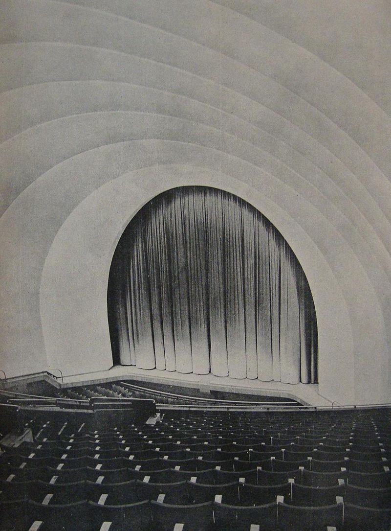 800px-Cine-Teatro_Gran_Rex_(sala)_1937.JPG